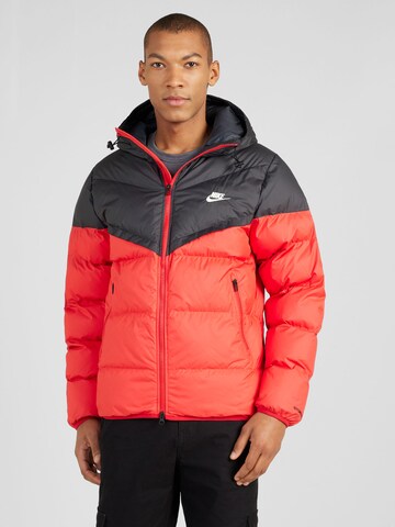 Veste d’hiver Nike Sportswear en rouge : devant