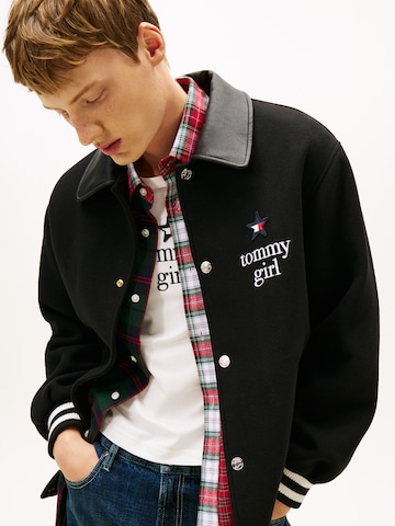 Tommy Jeans Демисезонная куртка в Черный
