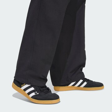 ADIDAS ORIGINALS Свободный крой Брюки-карго 'Trefoil Essentials' в Черный