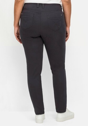 Skinny Pantaloni di SHEEGO in grigio