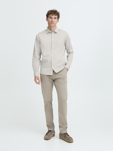 Coupe regular Chemise business ' CFNILO ' Casual Friday en beige