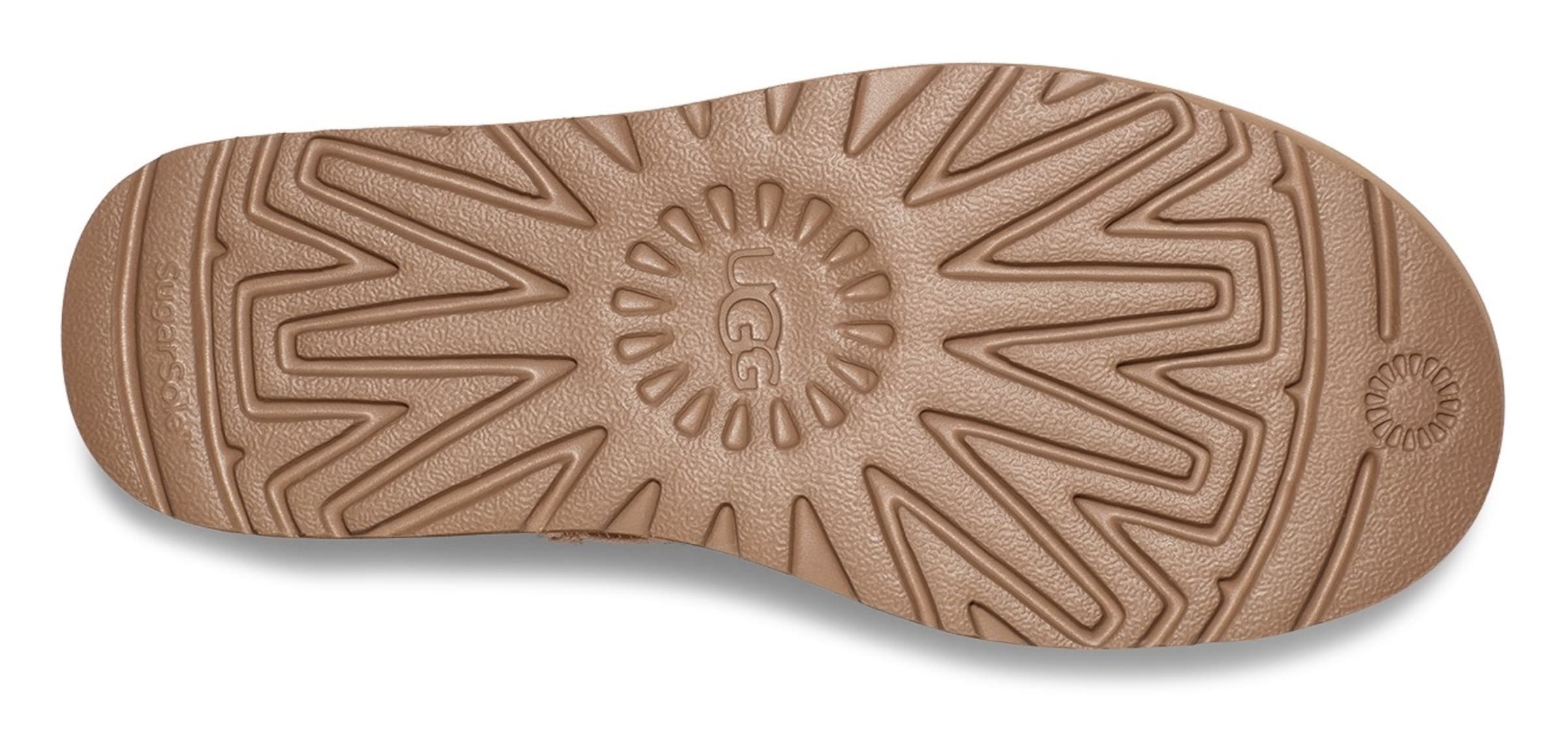 UGG - Botas 'Classic Ultra' em bege