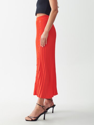 Calli Skirt 'PLEATED' in Red: back