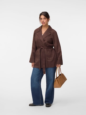 Vero Moda Curve - Chaqueta de entretiempo en marrón