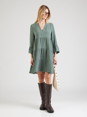 Rochie 'VIJOSA' de la VILA pe verde: față
