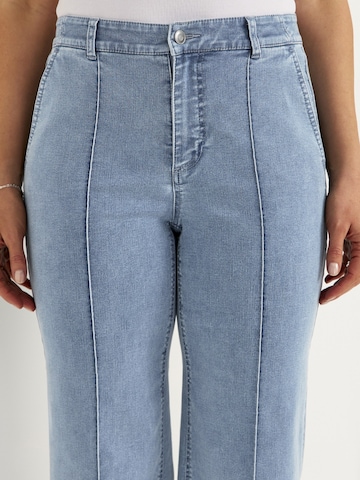 Cellbes of Sweden Bootcut Breite Knöcheljeans mit genähten Bügelfalten in Blau