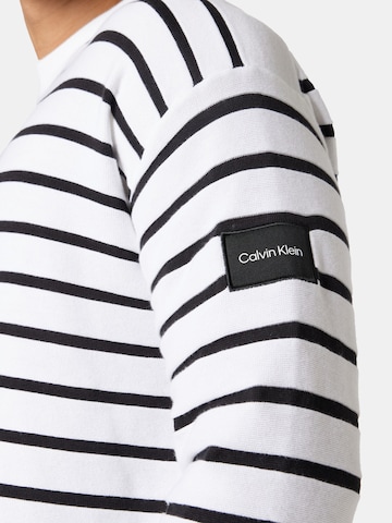 Calvin Klein كنزة صوفية بلون أبيض