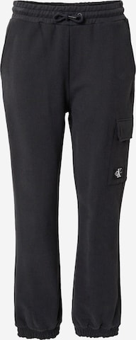 Calvin Klein Jeans - Tapered Calças cargo em preto: frente