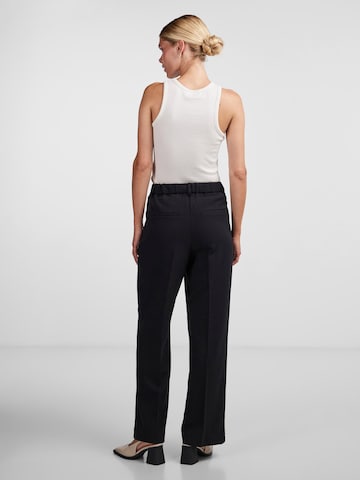 Wide leg Pantaloni con piega frontale 'Likka' di YAS in nero