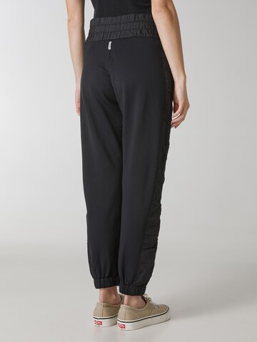 DEHA Tapered Sporthose in Schwarz