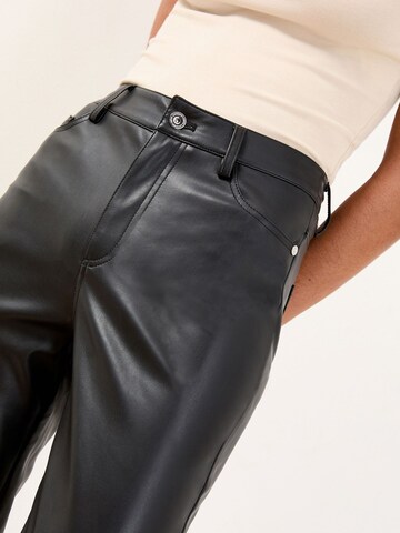 regular Pantaloni di Lipsy in nero