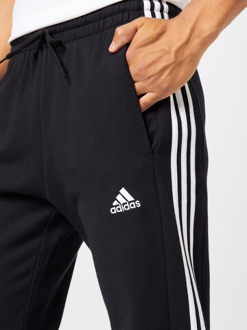 ADIDAS SPORTSWEAR Normalny krój Spodnie sportowe 'Essentials' w kolorze czarny