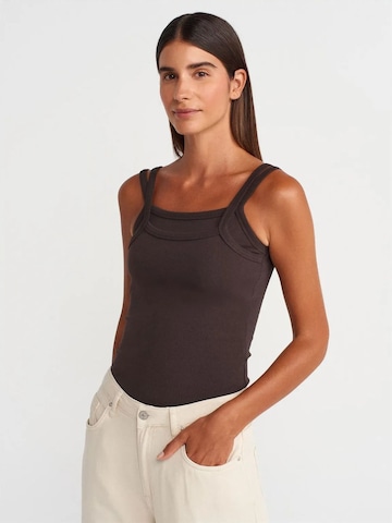 Dilvin Top in Brown: front