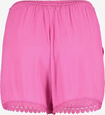Hailys Regular Shorts 'Ma44vy' in Pink