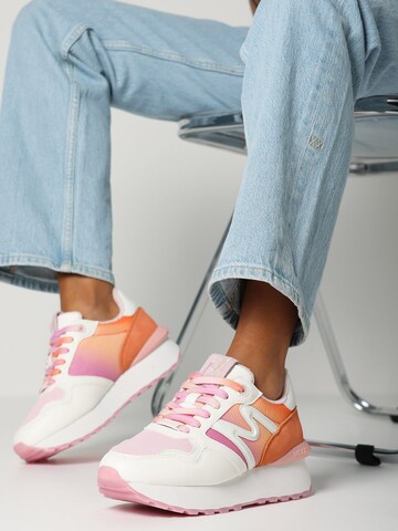 MEXX Låg sneaker 'JUJU HUMPER' i orange