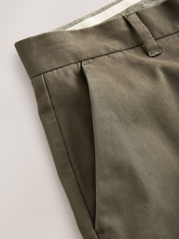 Next Regular Chinohose in Grün