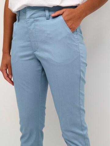 Coupe slim Pantalon chino 'Lea' Kaffe en bleu