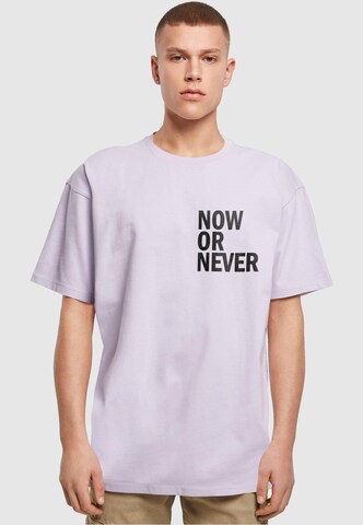 Merchcode Shirt 'Now Or Never' in Lila: voorkant