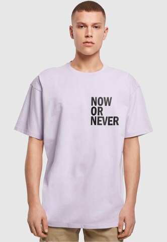 T-Shirt 'Now Or Never' Merchcode en violet : devant