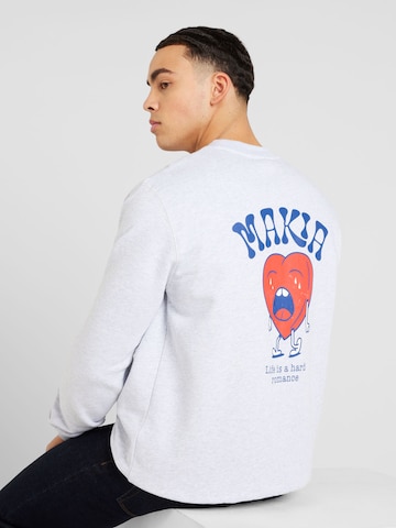 Sweat-shirt 'Heartache' MAKIA en gris