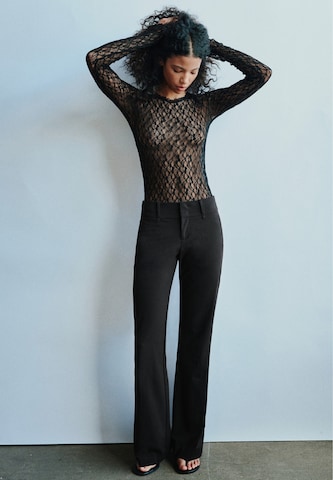 Flared Pantaloni di Pull&Bear in nero