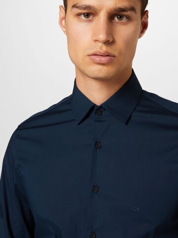 Calvin Klein جينز ضيق الخصر والسيقان قميص لأوساط العمل بلون أزرق