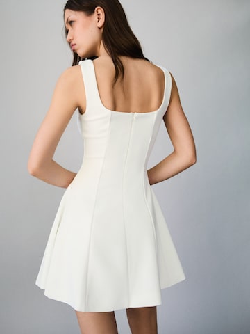 Rochie de la Bershka pe alb