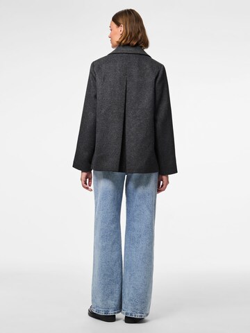 Manteau mi-saison 'PCJasmin' PIECES en noir