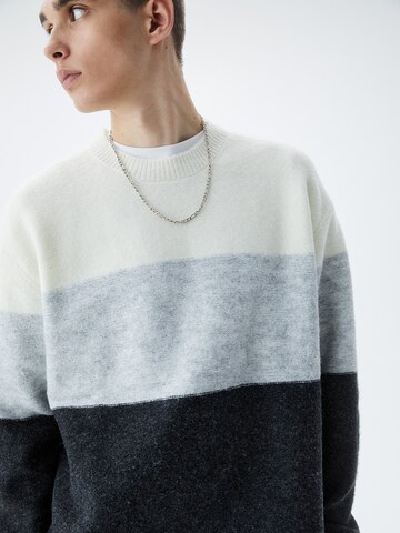 Pull&Bear Sweter w kolorze szary