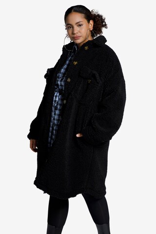 Studio Untold Winter Coat in Black: front