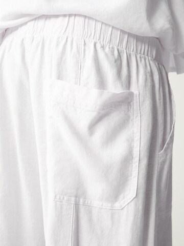 Loosefit Pantalon Pull&Bear en blanc