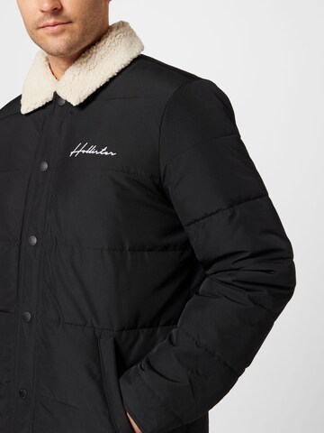 HOLLISTER Prehodna jakna | črna barva
