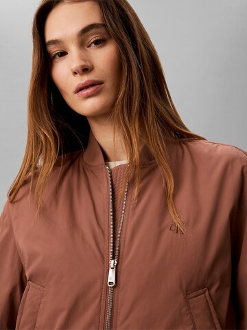 Regular Veste mi-saison Calvin Klein Jeans en marron