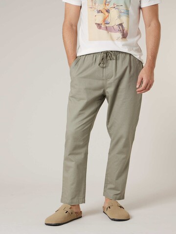 Loosefit Pantalon chino 'GLADES' Deeluxe en vert : devant