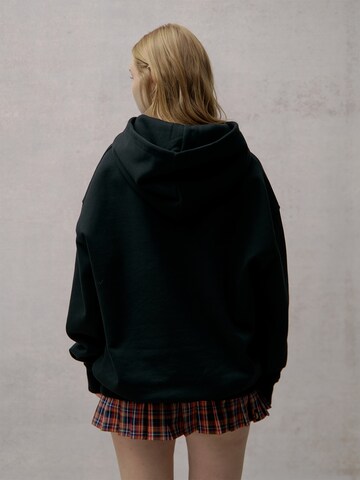 Netflix Collection Sweatshirt in Black