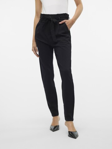 Slimfit Pantaloni con pieghe 'Eva' di VERO MODA in nero: frontale