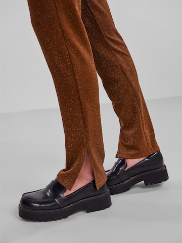 Coupe slim Pantalon 'LINA' PIECES en marron