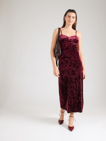 GUESS Βραδινό φόρεμα σε κόκκινο: μπροστά