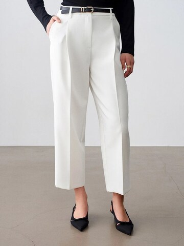 Tapered Pantaloni con pieghe di Dilvin in bianco
