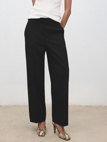 Regular Pantaloni cu dungă 'PAU' de la MANGO pe negru: față
