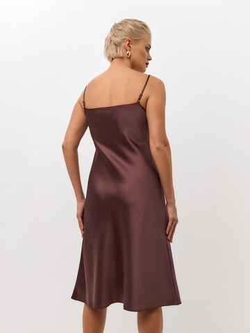 Serena Silueta Klänning 'Below the knee satin slip dress 'Grace'' i brun