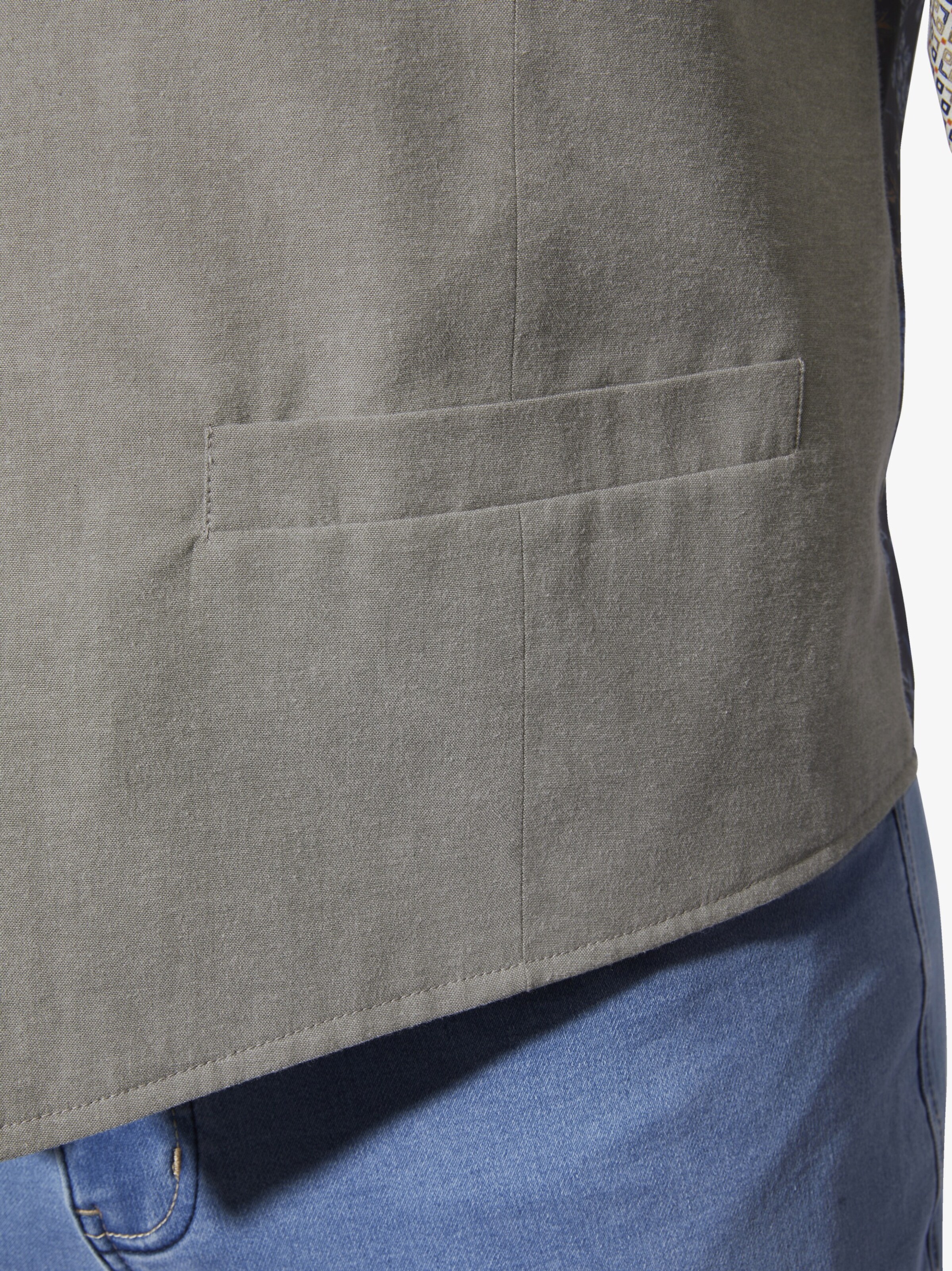 Charles Colby Weste 'Duke Barnabor' in Grau