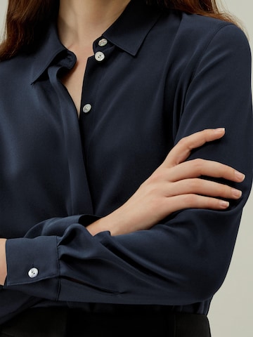 Lilysilk Shirt 'LILYSILK Anmutige Seidenbluse mit Knopfleiste' in Blauw