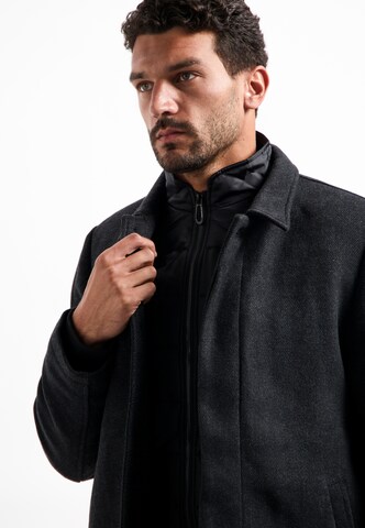 No Excess Mantel in Grau