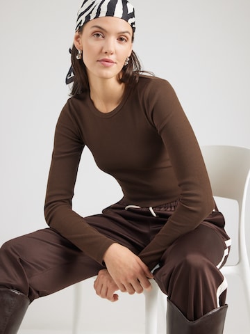 Tricou 'JXFELINE' de la JJXX pe maro: față