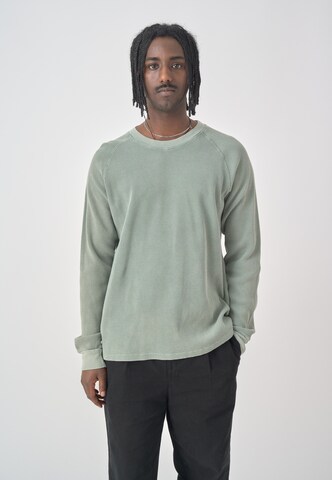 Cleptomanicx Longsleeve 'Boxy Crewneck Thermal' in Grün: Vorderseite