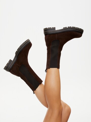 Karolina Kurkova Originals Chelsea Boots 'Selma' i brun