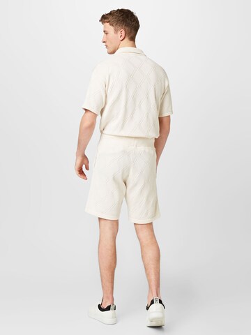 Regular Pantaloni de la Family First pe alb