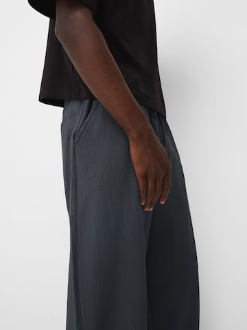 Bershka Loose fit Trousers in Grey
