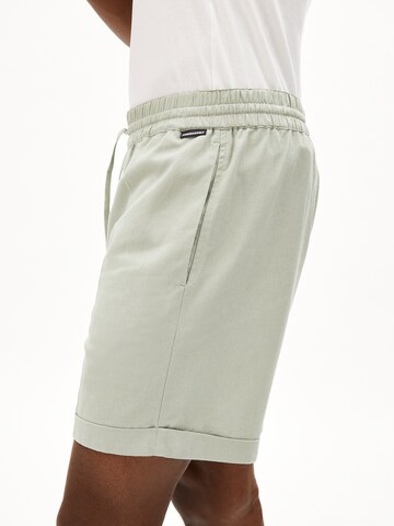 ARMEDANGELS Loosefit Broek 'JAACQUE LINO' in Groen: voorkant